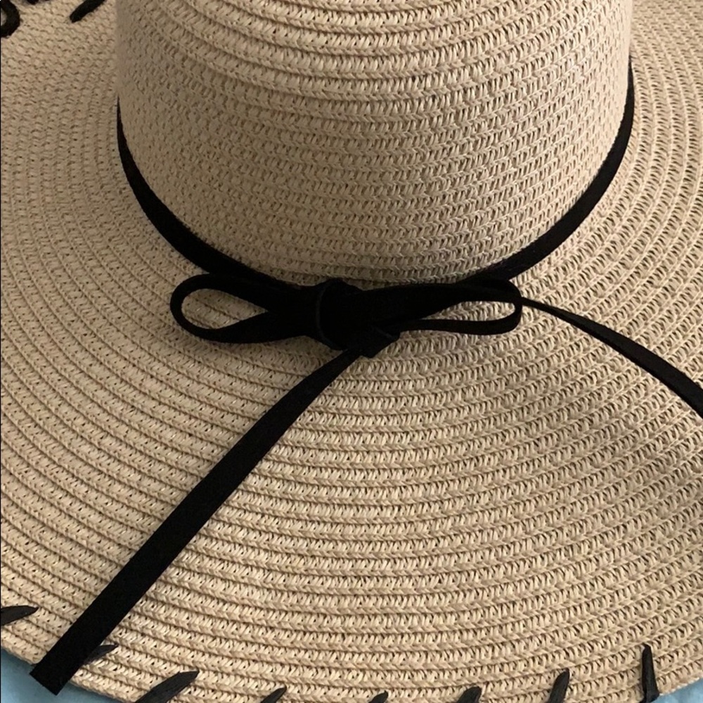 Resting Beach face straw hat!! Adorable worn once! - Picture 4 of 4